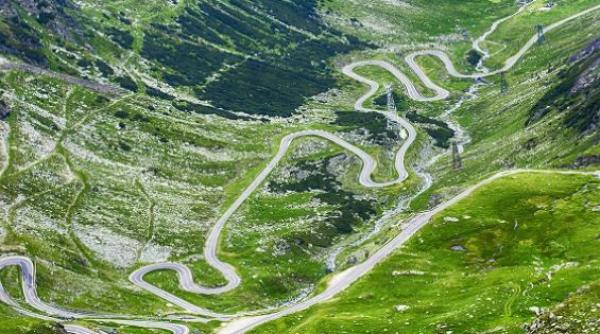 Transfăgărăşanul, redeschis circulaţiei rutiere pe traseul Piscul Negru-Bâlea Cascadă