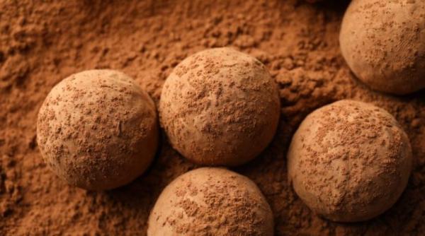 Trufe de iaurt, care se topesc în gură. Un desert senzațional de vară. O porție are doar 60 de calorii