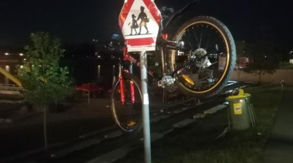 Austria. Un român a rămas cu bicicleta înțepenită...într-un semn de circulație