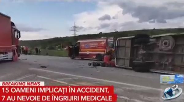 COD ROŞU de intervenţie: Accident grav între două microbuze şi un autoturism. 15  persoane implicate