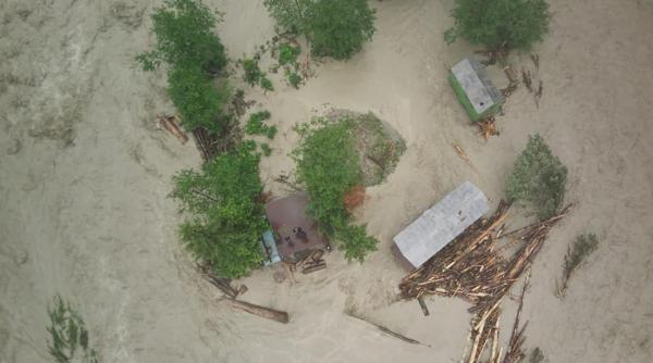 Furtuna a făcut PRĂPĂD în mai multe localități din Moldova: Zeci de copaci și stâlpi doborâți de furtună