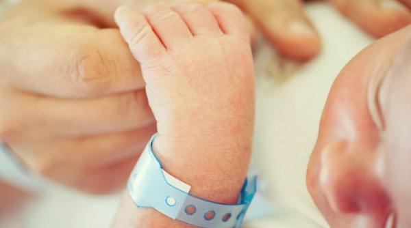 Legea privind alăptarea în spaţiile publice, promulgată de Klaus Iohannis 