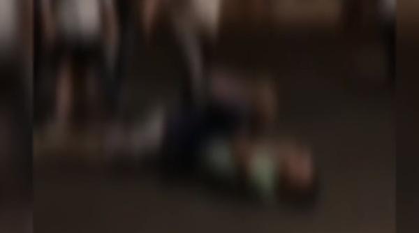 Tânăr bătut până la inconștiență de un polițist, în fața unui club