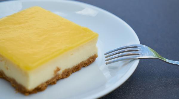 Tort de lămâie cu iaurt, fără coacere. Un desert răcoritor de vară pe care nu trebuie să-l ratezi 