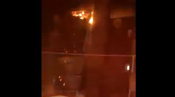 Români evacuaţi dintr-un bloc în flăcări. Incendiul, provocat de un trăsnet