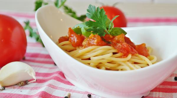 Spaghetti al pomodoro fresco. Cea mai simplă și cea mai bună rețetă italiană de paste