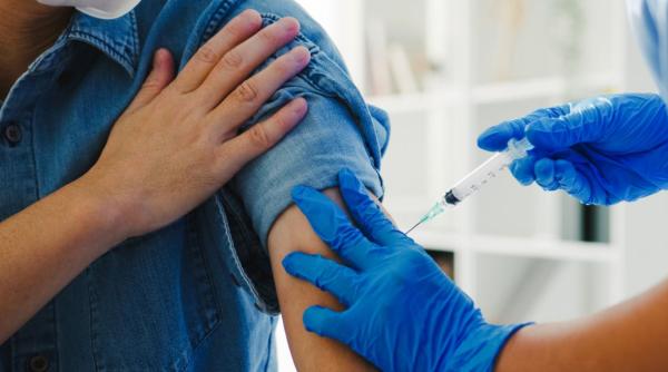 Valeriu Gheorghiță: Românii, vaccinați cu prima doză de la Astra Zeneca, ar putea face rapelul cu un vaccin ARN mesager 