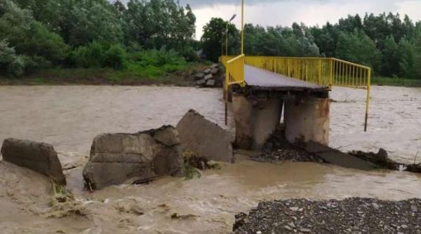 Zeci de familii de români, izolate, după ce un pod a fost rupt de viituri în Neamț