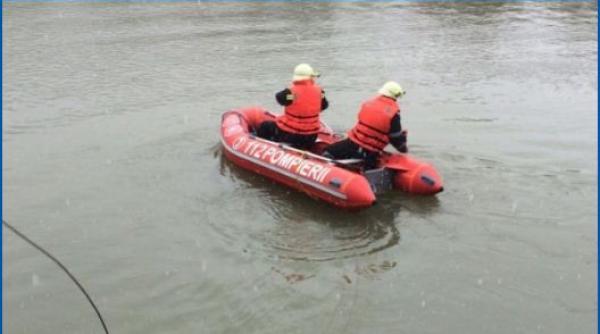 Intervenţie dramatică după ce trei pescari români s-au răsturnat cu barca