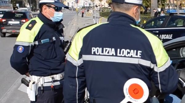 Italia. Româncă bătută în stația de tramvai, după ce se întorcea de la muncă, după ce a refuzat să îi dea bani unei tinere