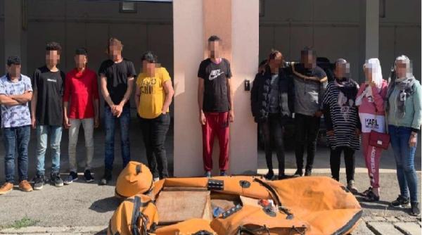 O gravidă și alte 10 persoane au traversat, ilegal, Dunărea cu o barcă pneumatică