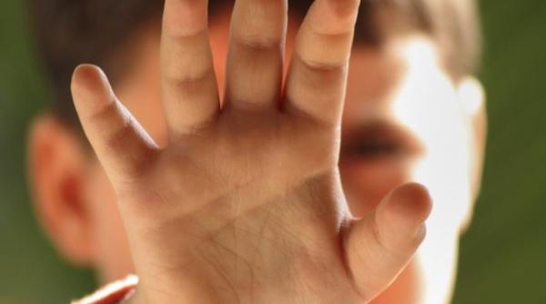 O româncă şi-a bătut copilul în timpul unui live pe TikTok: Îţi dau peste gură până îţi iese sânge