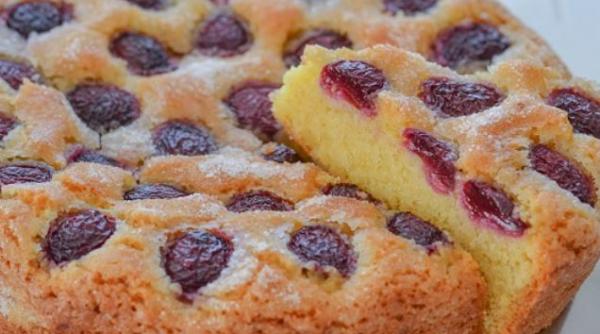 Tartă pufoasă cu cireșe. Fără unt și fără lapte. O felie are doar 140 de calorii 