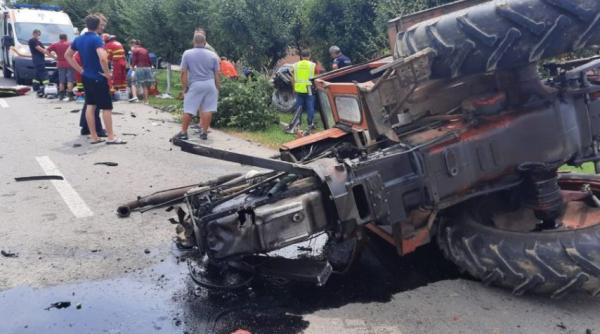 Mașină, spulberată de un tractor în Arad. Două persoane au murit 