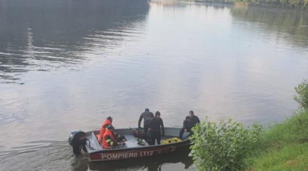 UPDATE. Doi bărbați au murit, după ce mașina în care se aflau a căzut în apele brațului Borcea al Dunării  