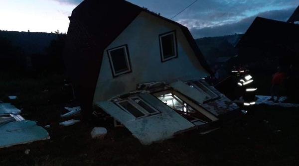 O butelie a EXPLODAT într-o locuință din Praid. Două victime, transportate de urgență la spital