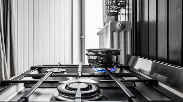  Cum cureți grăsimea arsă de pe aragaz fără efort. Trucul minune ca să scapi de calvar