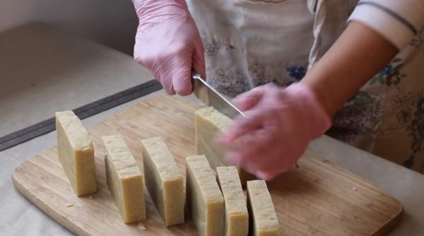 Săpun de casă. Rețeta tradițională cu untură și trucurile româncelor de acum un secol