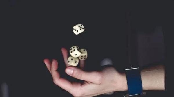 Cinci români, prinși când practicau ilegal jocuri de noroc pe mii de euro: Aveau o masă special de cazinou