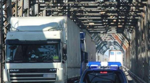 Cozi de camioane la frontieră. Şoferii de TIR aşteaptă aproape două ore să iasă din ţară