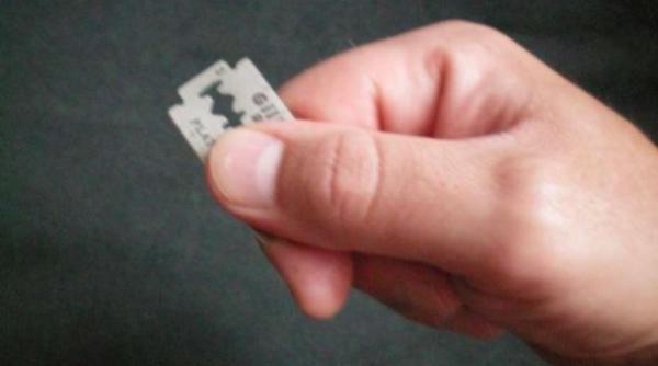 Româncă, tăiată la gât cu o lamă de ras. Agresorul a fost reținut