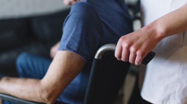 Italia. Badante românce, înșelătorie de proporții cu pensionarii pe care îi îngrijeau: „S-au specializat în distrugerea familiilor”