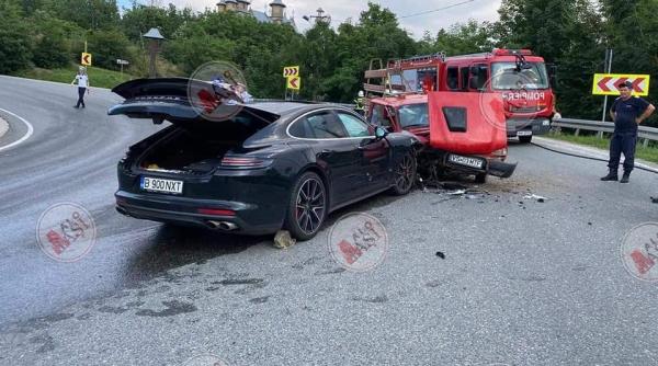 Accident. Șoferul unei Dacii rămase fără frâne a ales să intre într-un Porsche ca să oprească mașina