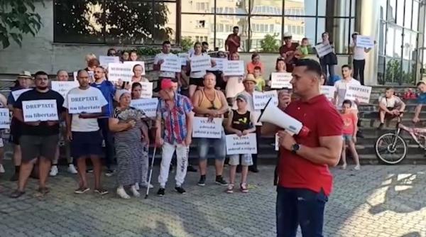 Lacrimi şi lumânări pentru Denisa, tânăra omorâtă în staţia de autobuz din Baia Mare. Șoferul este cercetat în libertate