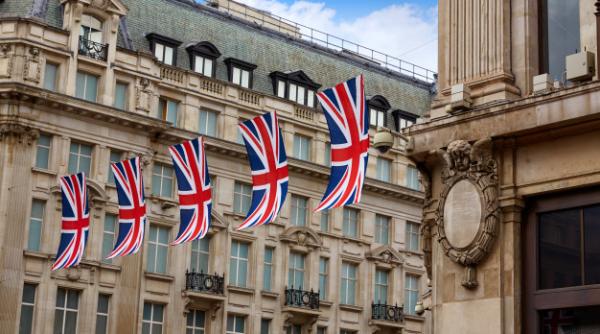 Reguli de călătorie la intrarea în România şi Marea Britanie. Ambasada, răspunsuri despre teste, carantină şi vaccinare