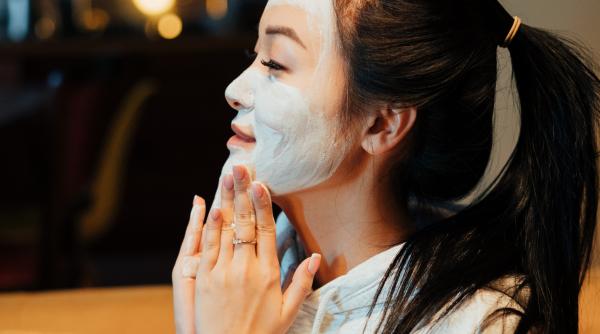 Amestecă bicarbonat de sodiu cu un gălbenuș. Soluția care îți șterge 10 ani de pe chip