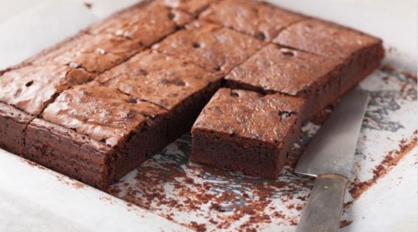 Chec cu ciocolată. Un deliciu culinar cu doar 135 de calorii pe porție 