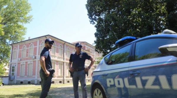 Italia. O româncă a jefuit un bătrân cu tehnica "îmbrățișării". L-a ademenit într-un tufiș, apoi l-a lăsat fără ceas și bani