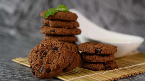 Biscuiți cu ciocolată de casă, cea mai bună și simplă rețetă dintre toate! 