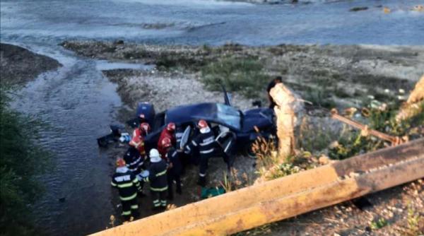 Autoturism cu trei persoane la bord, căzut de pe un pod într-un râu din Neamț