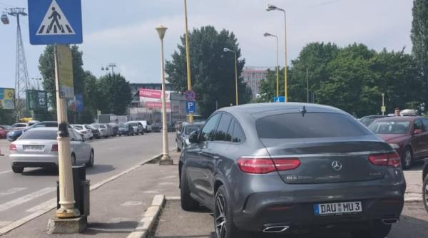 Imaginea zilei vine de la un român din Germania: Mașina sa cu număr obscen, parcată în mod ostentativ în Mamaia (FOTO)