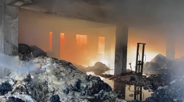 Proprietarul fabricii unde au murit 52 de muncitori într-un incendiu, arestat. Anchetă privind folosirea muncii copiilor