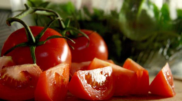 STUDIU. Salata de roșii românească, felul de mâncare european cu cele mai puține calorii