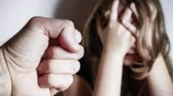 Un tată și-a abuzat fiica timp de 4 ani. Coşmarul fetei a început când avea doar 10 ani