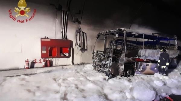 Autocar cu 25 de copii care mergeau în tabără, cuprins de un incendiu puternic într-un tunel din Italia