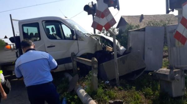 Autoutilitara, lovită de tren, la Cluj. Un bărbat și un adolescent, printre victime