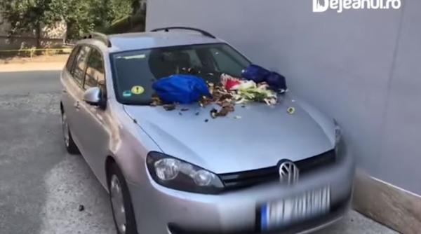 Răzbunare urât mirositoare la Dej. Mașina unui șofer, presărată cu gunoaie 