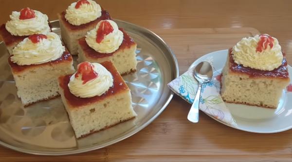 Savarină la tavă: Rețeta la îndemână pentru a te bucura de cea mai îndrăgită prăjitură a copilăriei