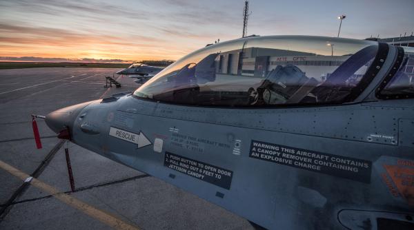 Un avion F16 s-a dezmembrat în zbor, deasupra României