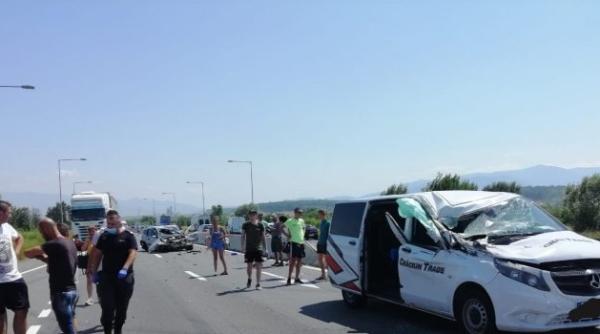 Accident grav pe DN1. Maşină proiectată într-un microbuz cu pasageri şi un camion