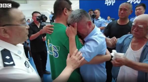 Povestea emoţionantă a unui tată care şi-a regăsit fiul răpit în urmă cu 24 de ani. A călătorit toată ţara pe o motocicletă în căutarea sa