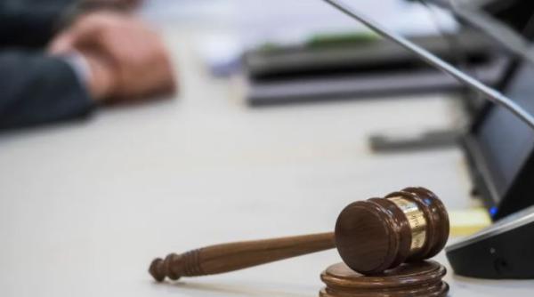 Elveția. Român, condamnat pentru tentativă de crimă. S-a răzbunat pe un bărbat, pe care l-a înjunghiat de 14 ori 