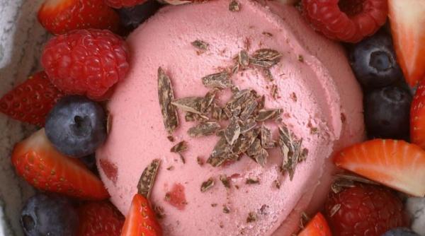 Înghețată din fructe. Se prepara în două minute și are doar 170 de calorii! Un desert senzațional, recomandat în zilele de vară