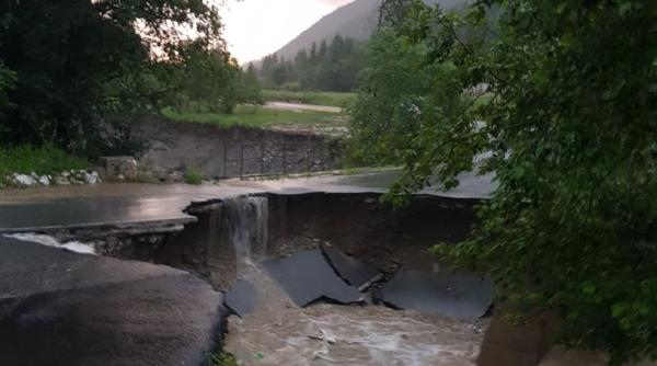 Șofer, prins de viitură la Cluj. Fenomene meteo extreme în România