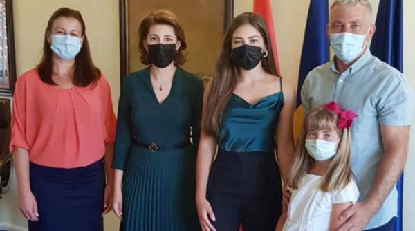 Spania. O româncă a obținut cea mai mare notă la examenul de evaluare națională. Alexia, invitată la Ambasada României