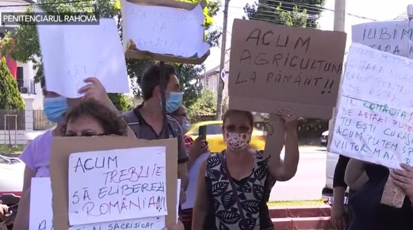 Susținătorii lui Liviu Dragnea, în față la penitenciarul cu steaguri și pancarte: „A făcut mai mult bine”